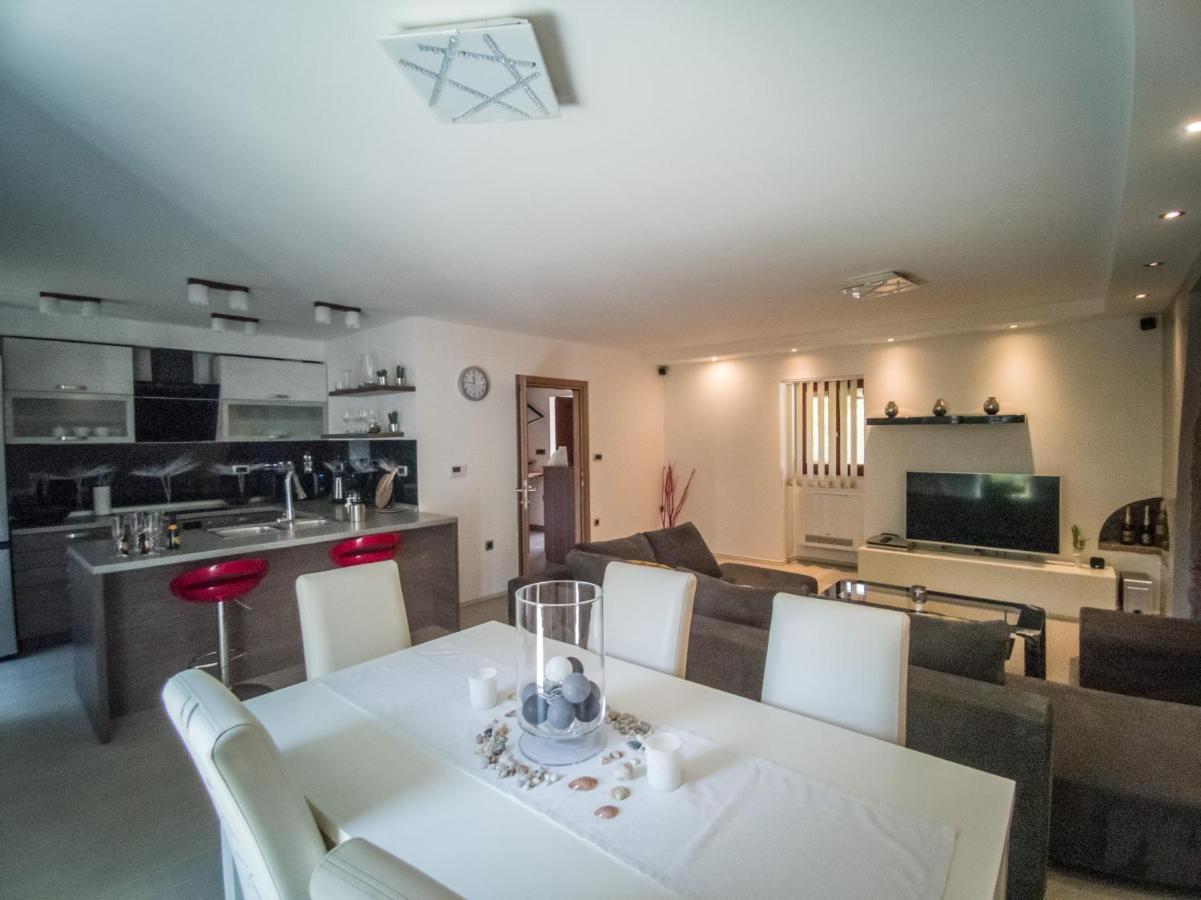 Holiday House Tos-Vila With Heated Pool Vrbnik Luaran gambar